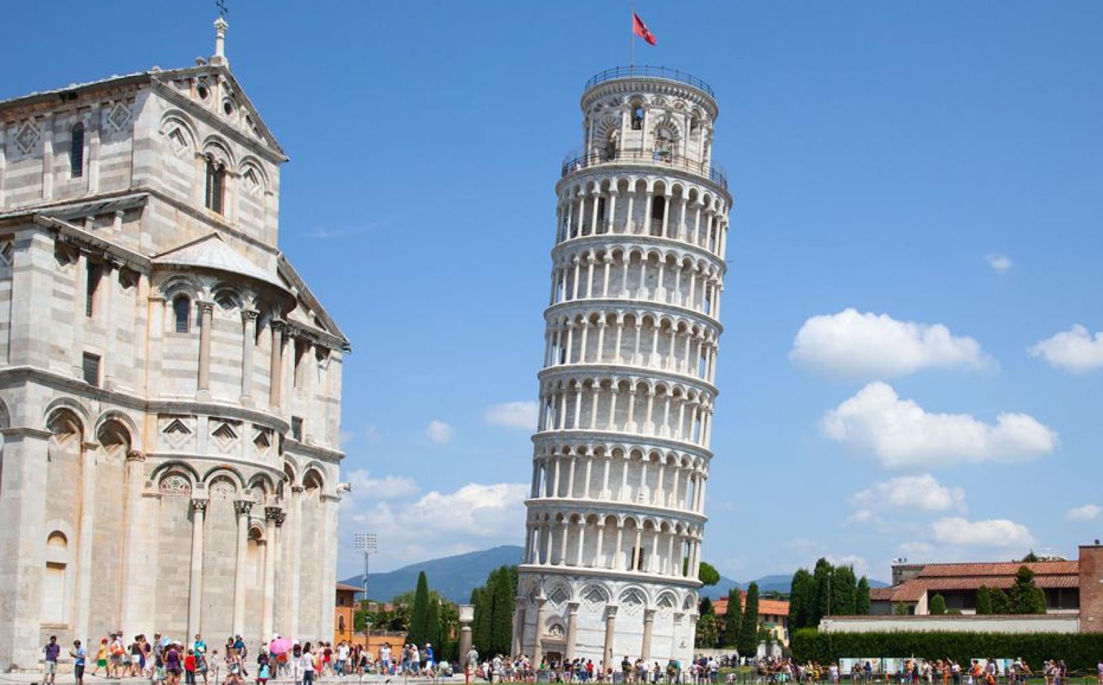 イタリアのピサの斜塔